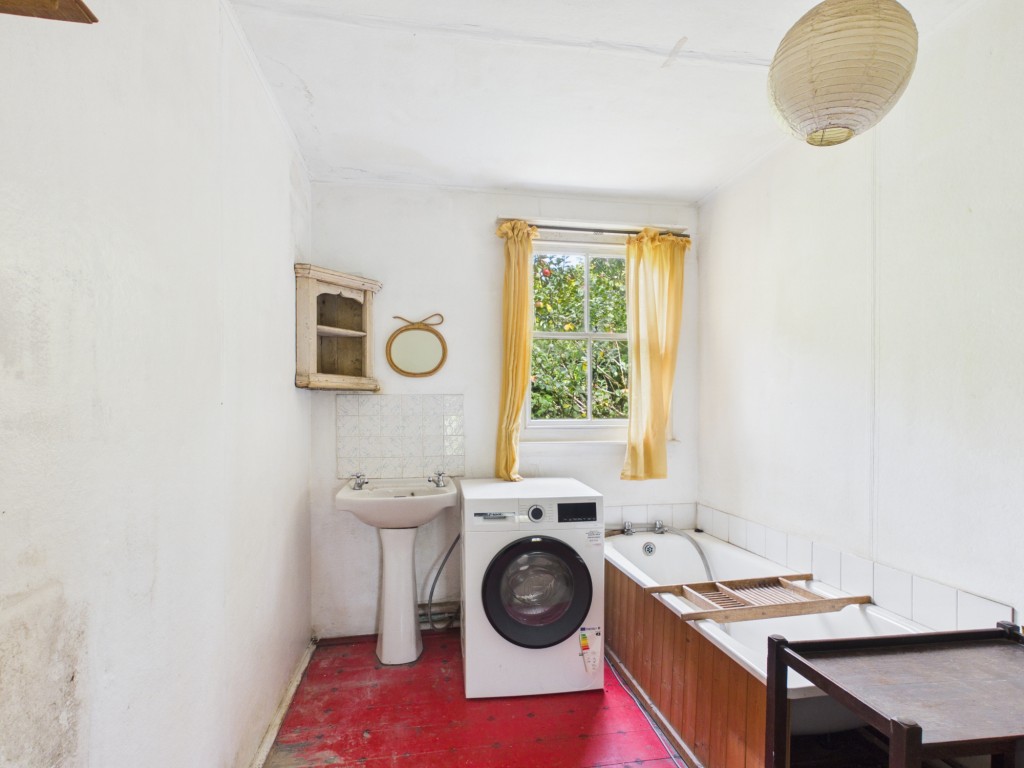 Lot: 134 - DETACHED IRON-CLAD BUNGALOW WITH RESIDENTIAL USE IN COUNTRYSIDE LOCATION - Bathroom